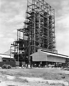 856802 Gezicht op een olieraffinaderij bij Balikpapan (Borneo), gebouwd door Werkspoor N.V. te Amsterdam / Zuilen.